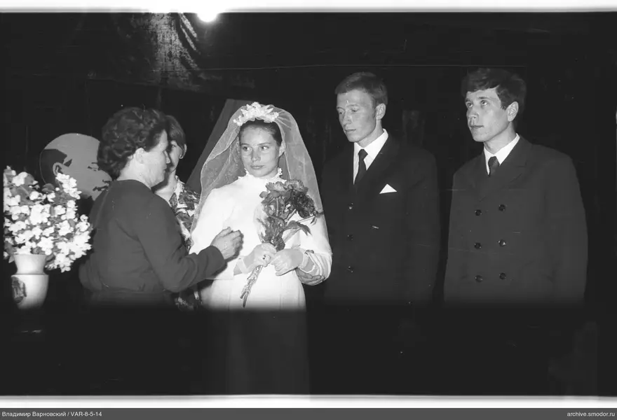 Gruppe mit Frau in weißem Kleid