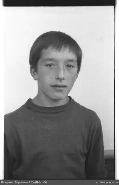 Porträt eines Jungen im dunklen Pullover