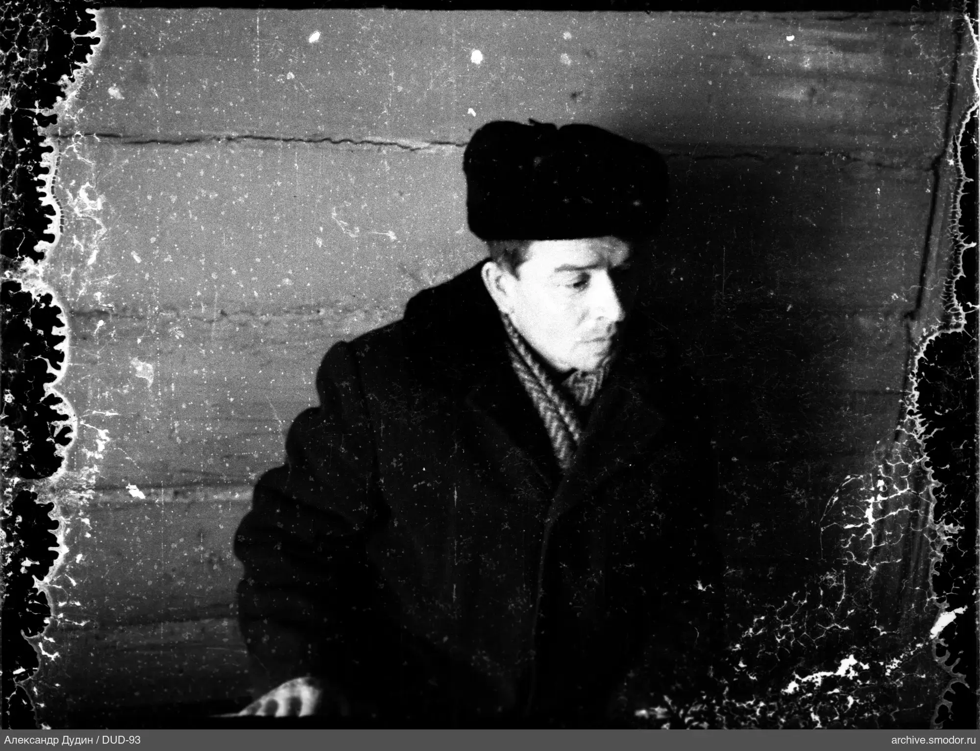 Портрет мужчины в шапке-ушанке и пальто