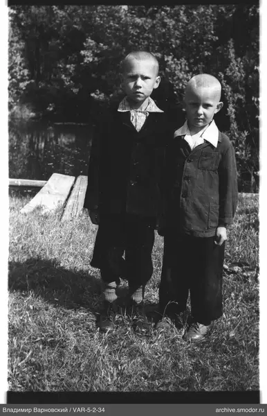 Zwei Jungen vor Bäumen und Gras