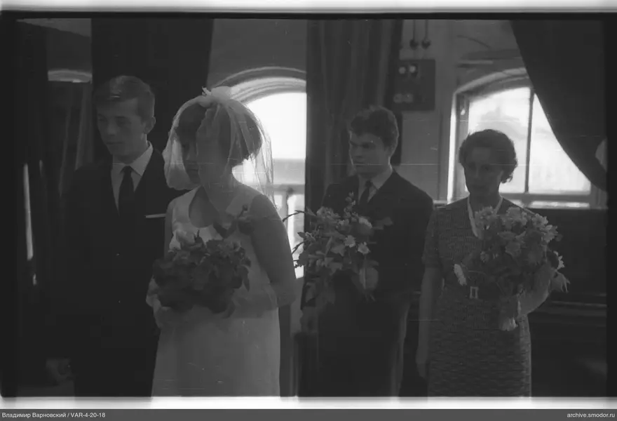 Gruppenporträt mit Blumensträußen und Schleier