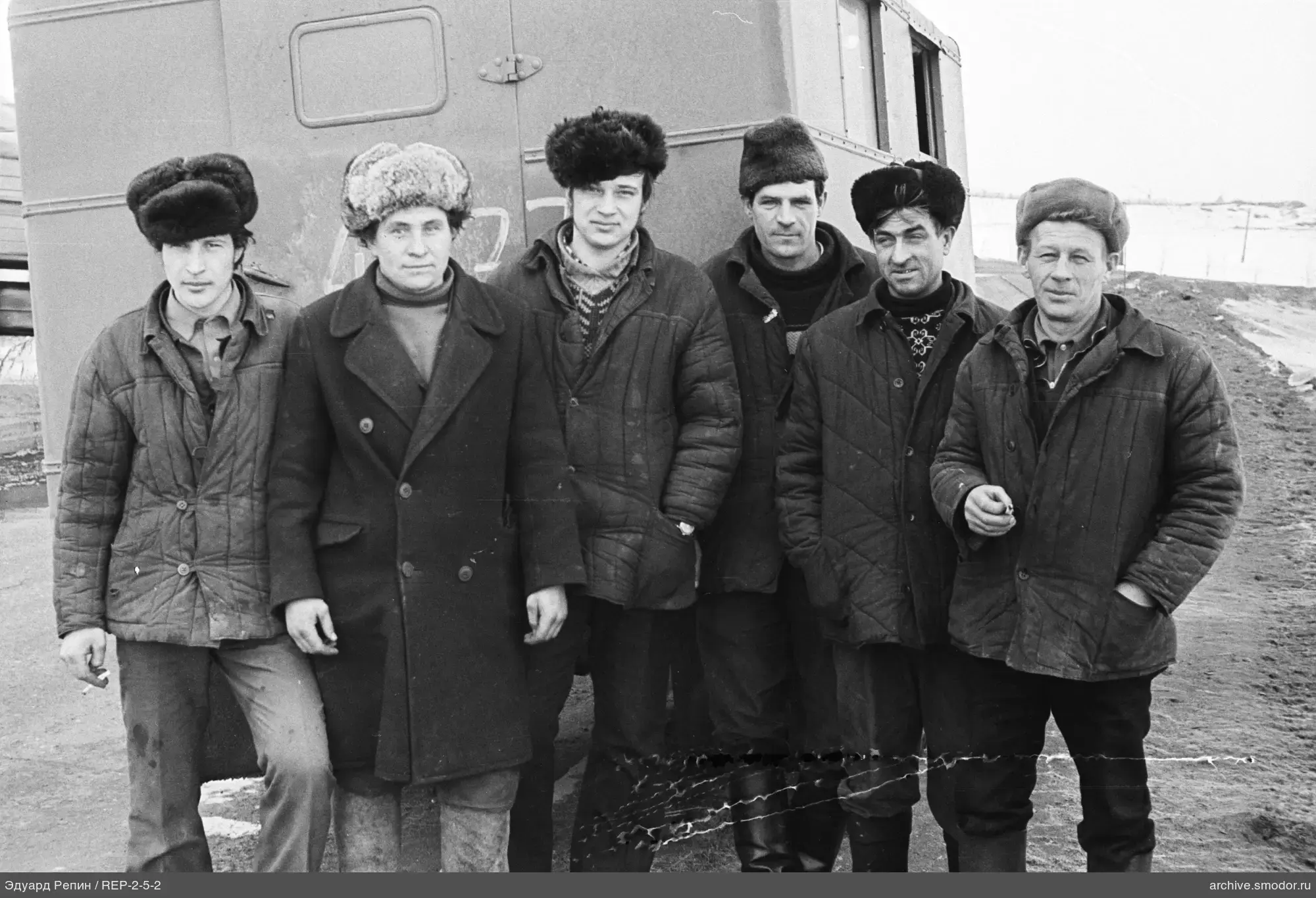 Группа мужчин перед грузовиком