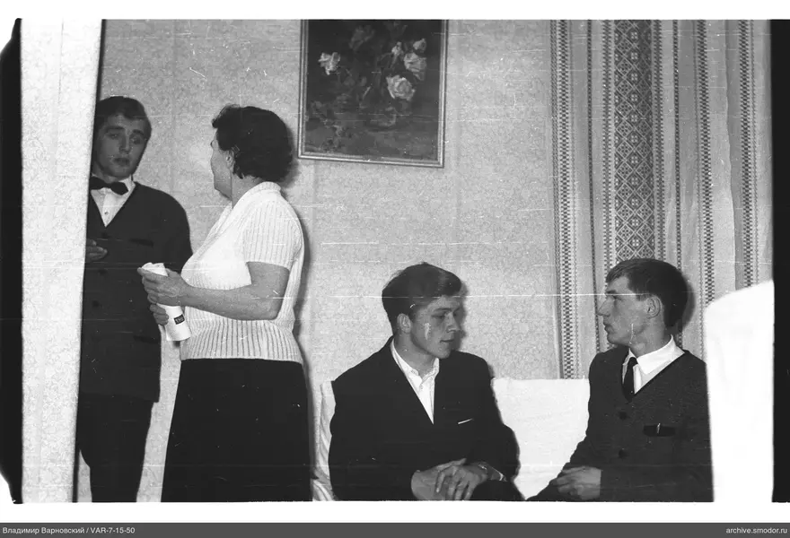 Gruppe von vier Personen im Raum