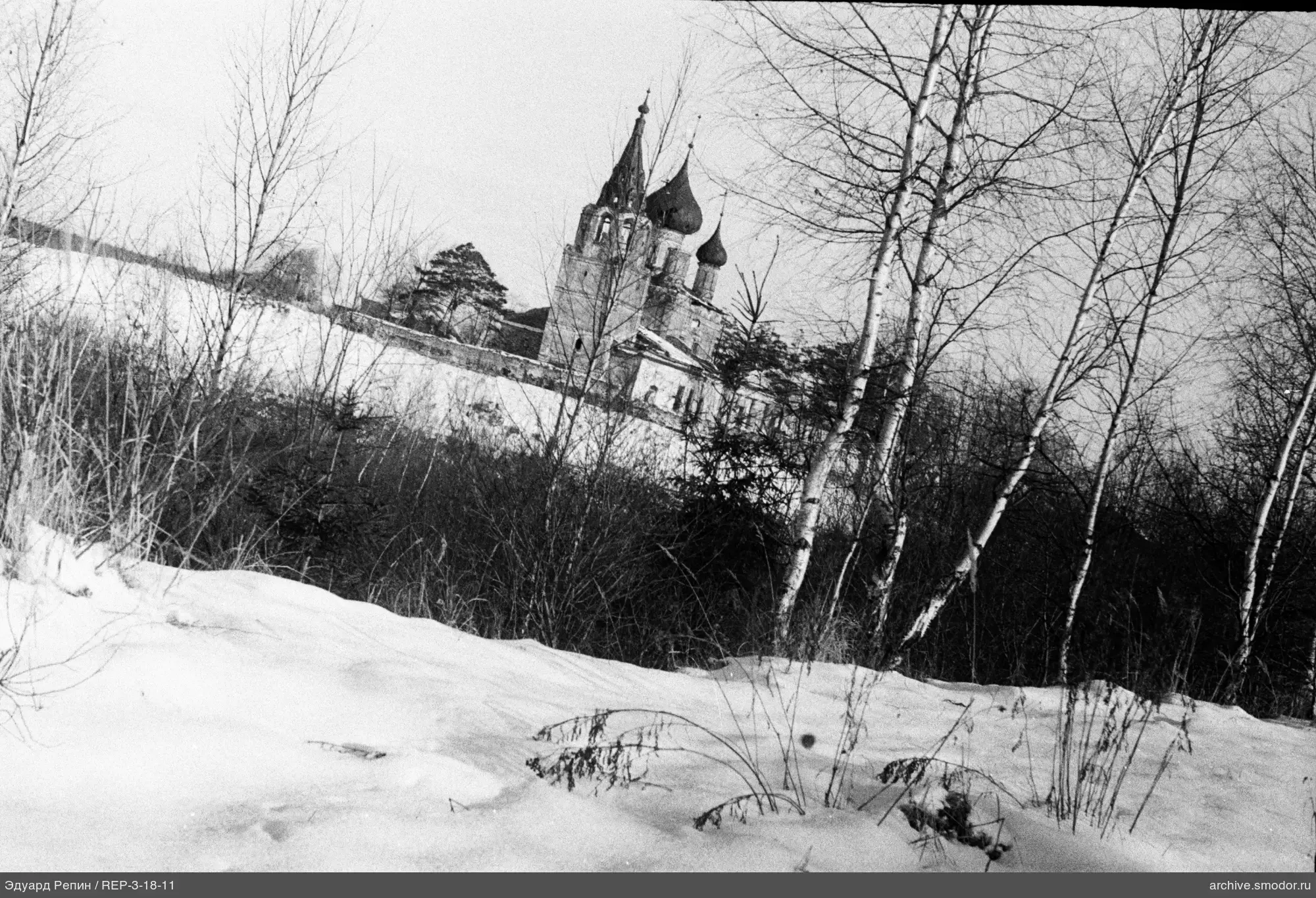Landschaft mit Kirche und Birken