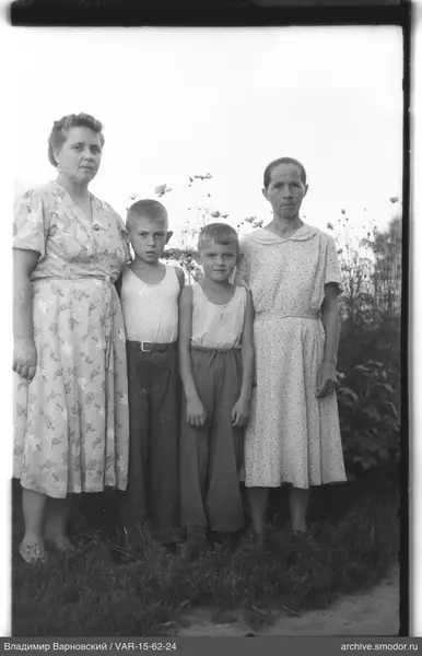 Gruppenporträt mit Frauen und Jungen