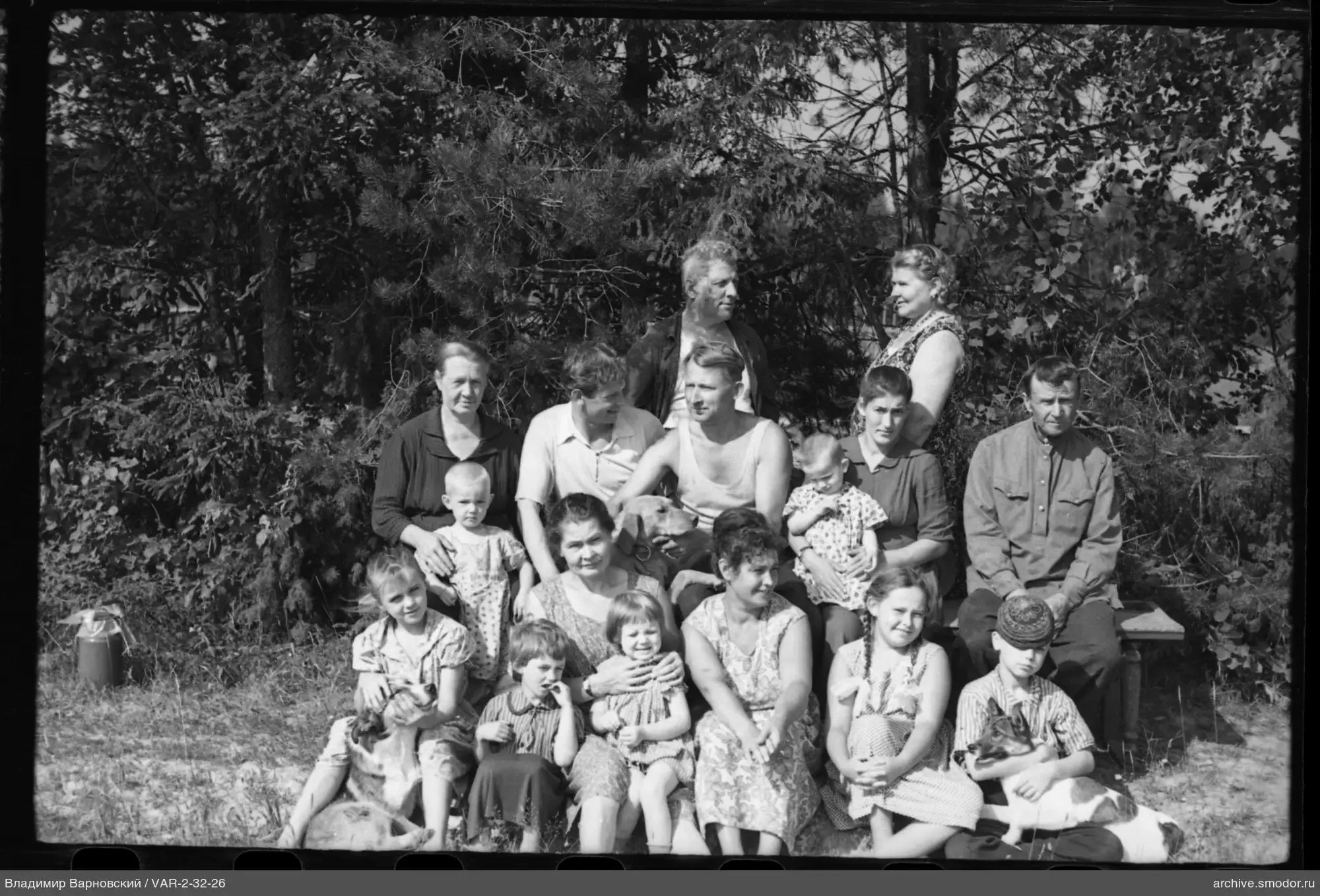 Группа взрослых и детей на природе