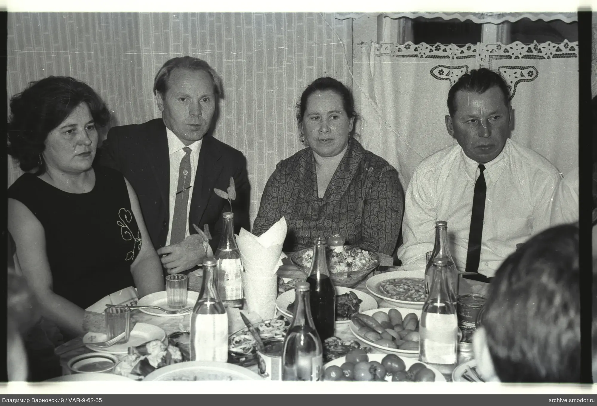 Gruppenporträt am Tisch mit Essen und Getränken