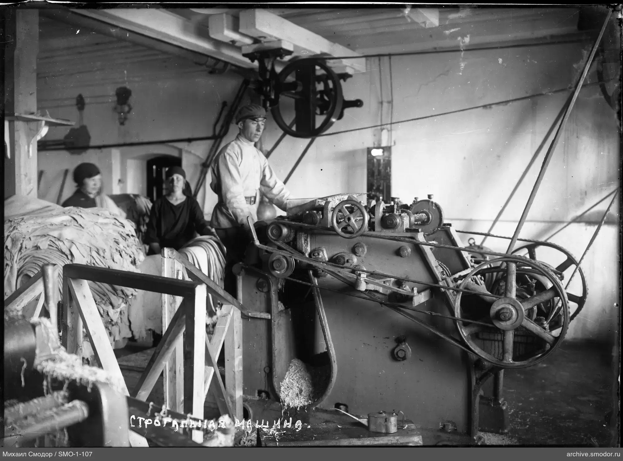 Mann bei Industrieausrüstung