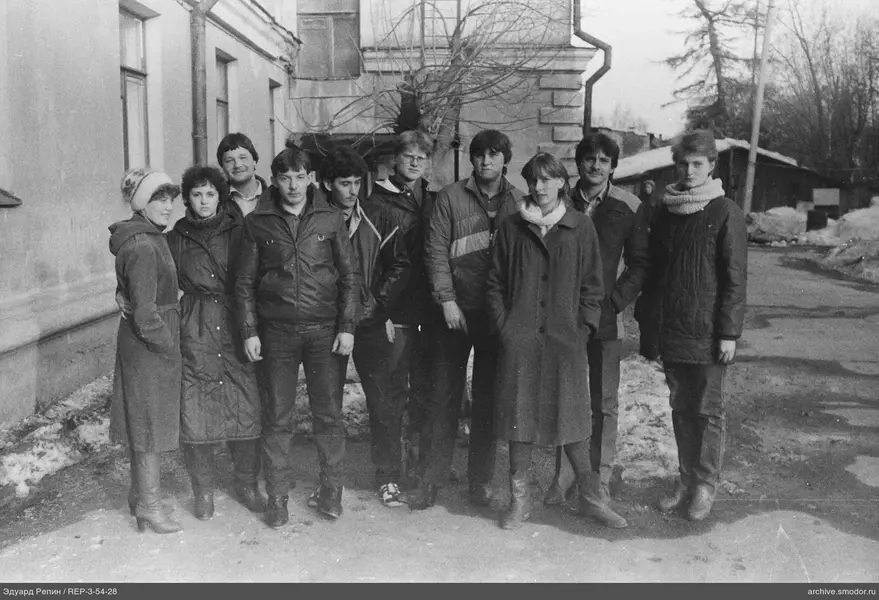 Gruppe von Menschen vor einem Gebäude