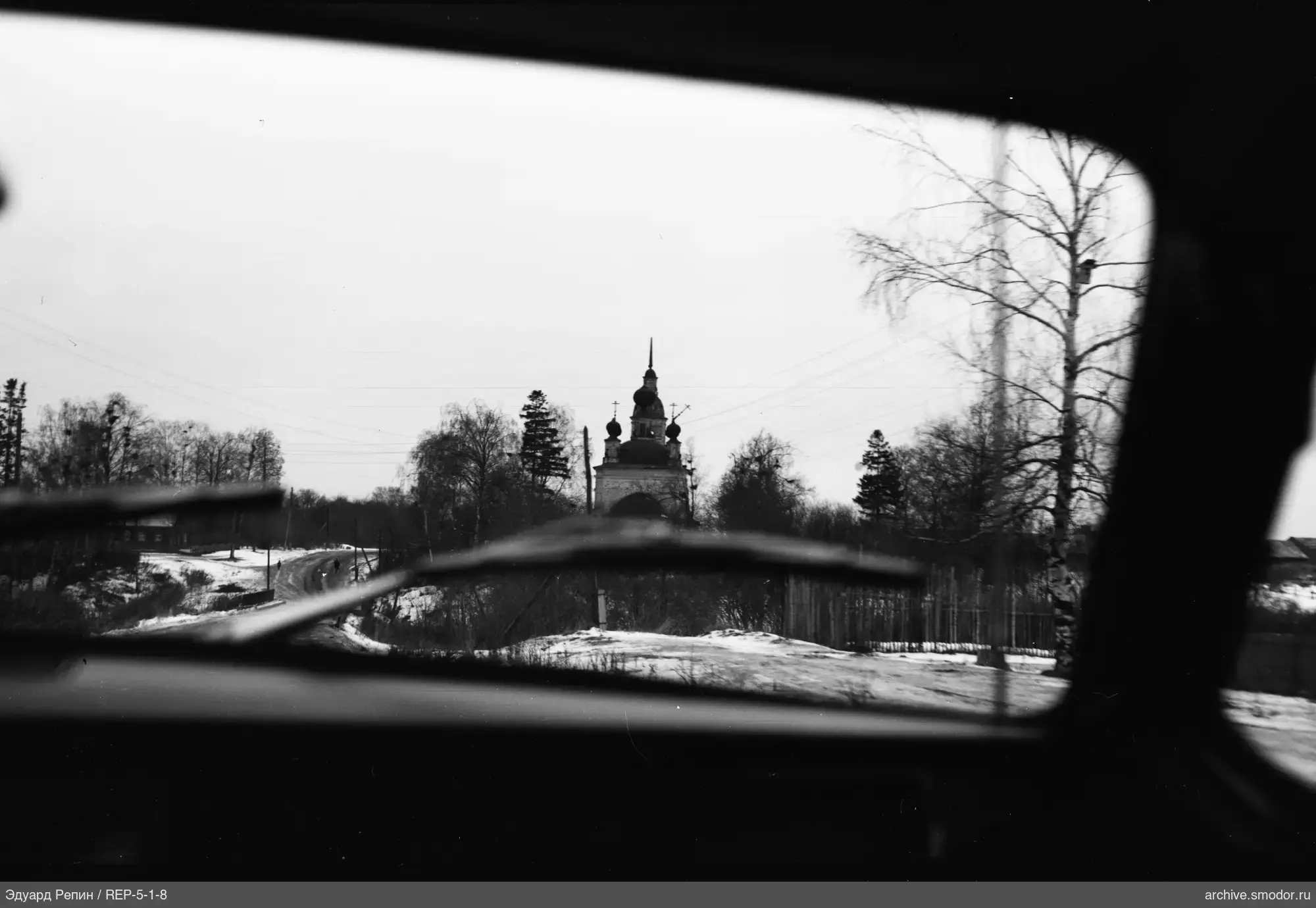 Вид из автомобиля на церковь и дорогу