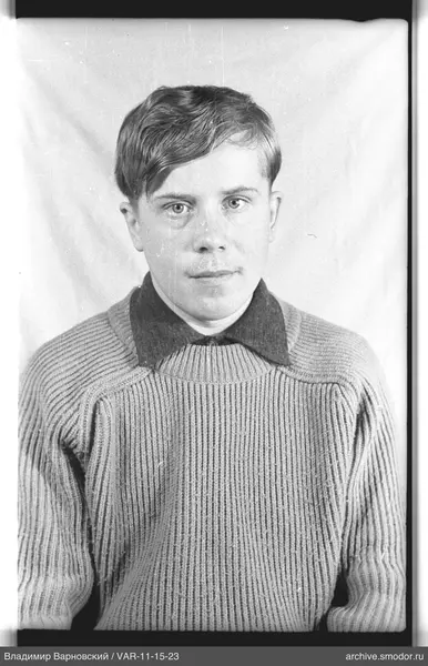 Porträt eines Mannes in hellem Pullover