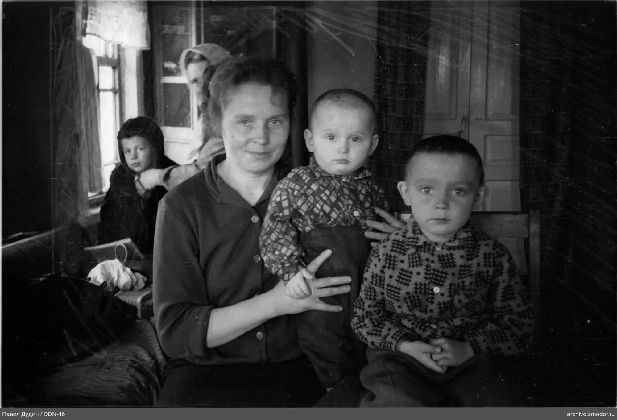 Групповой портрет с женщиной и детьми