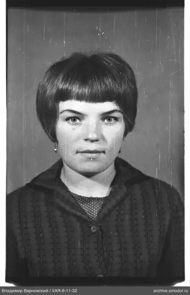 Porträt einer Frau mit kurzer Frisur