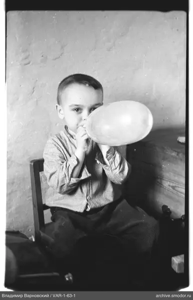 Kind mit Ballon im Stuhl