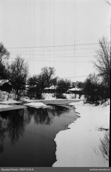 Fluss mit zugefrorener Oberfläche und Bäumen
