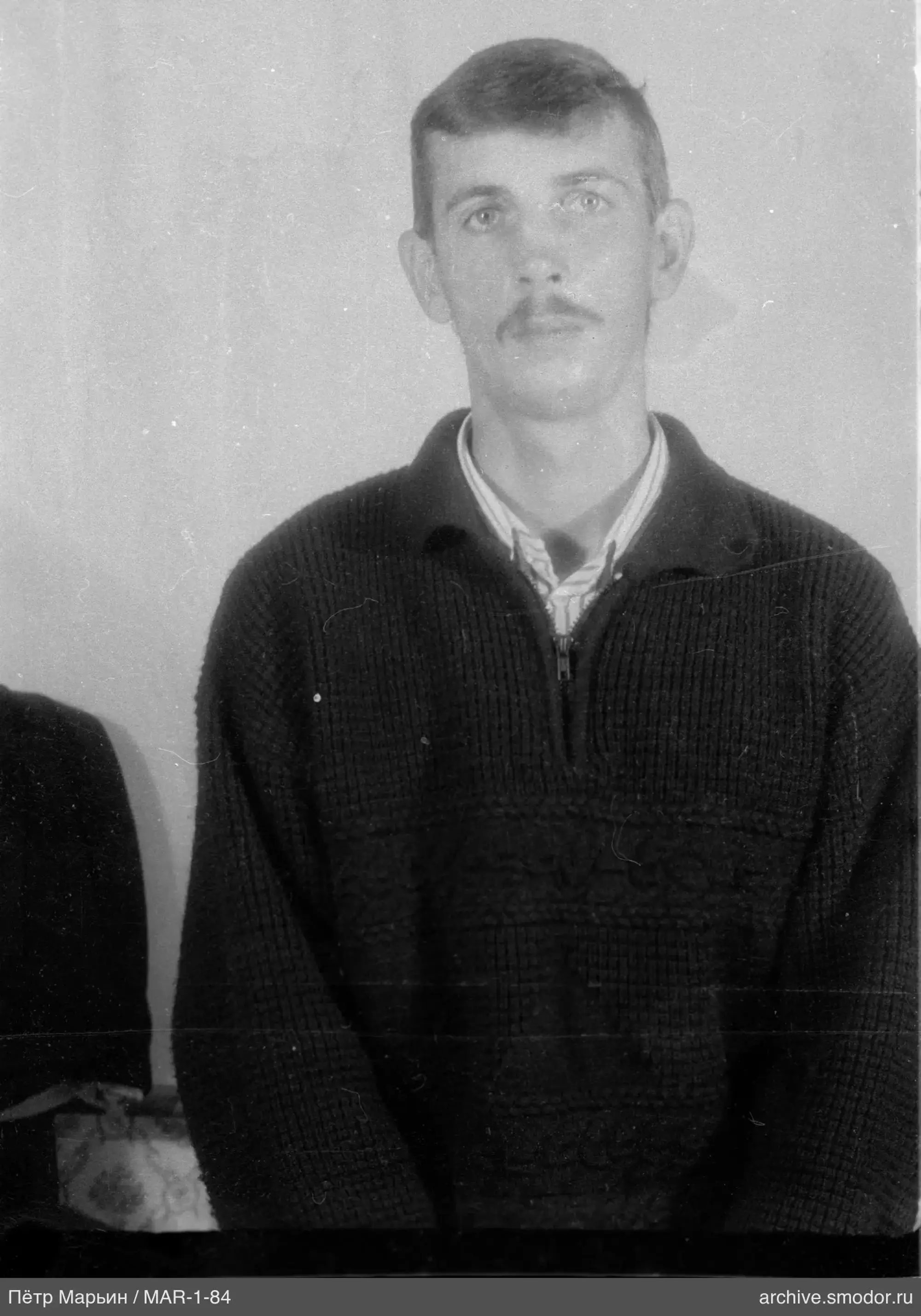 Porträt eines Mannes in Pullover und Hemd