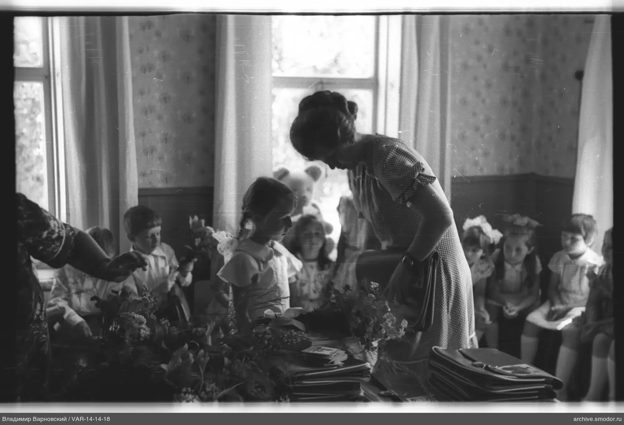 Frau und Mädchen am Tisch mit Blumen