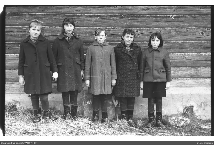 Gruppenporträt von Mädchen an einer Holzwand