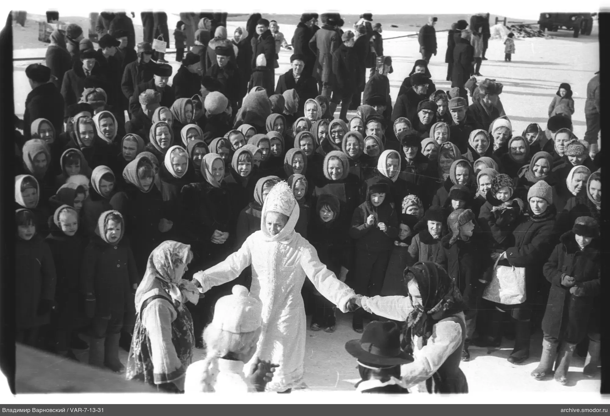 Kinder im Kreis im Schnee