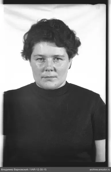 Porträt einer Frau mit kurzen dunklen Haaren