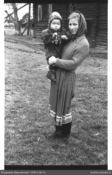 Frau mit Kind auf dem Gras