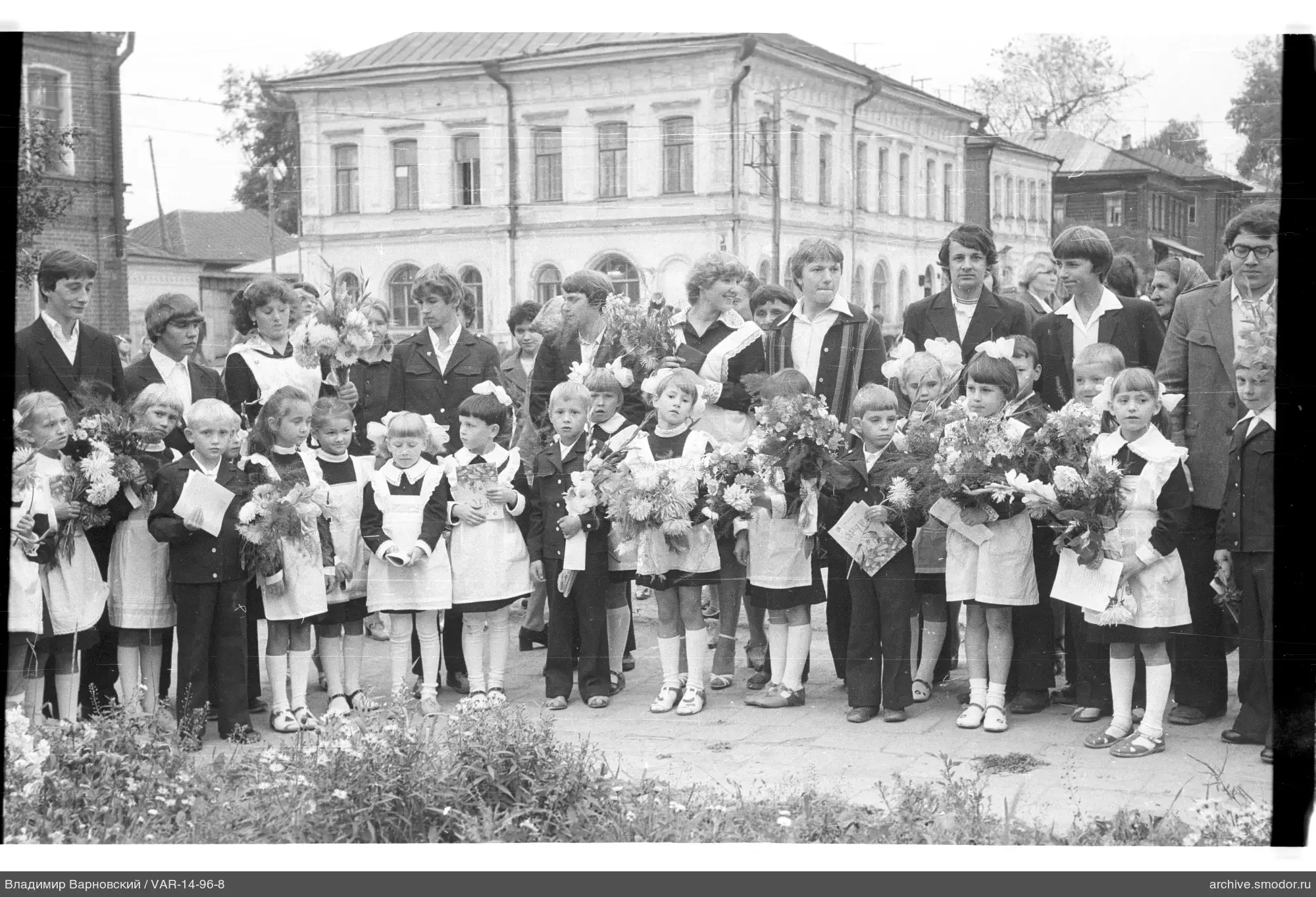Gruppe von Kindern und Erwachsenen auf Foto