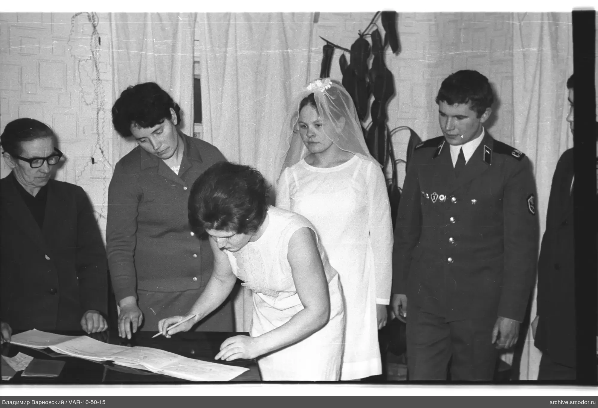 Frau mit Schleier und Mann in Militäruniform