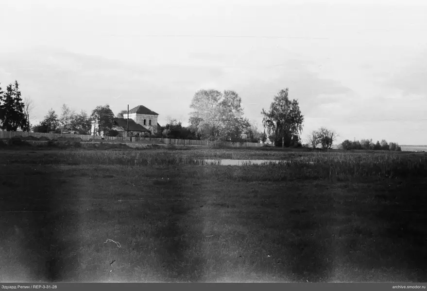 Landschaft mit Feld, Wasser und Gebäude