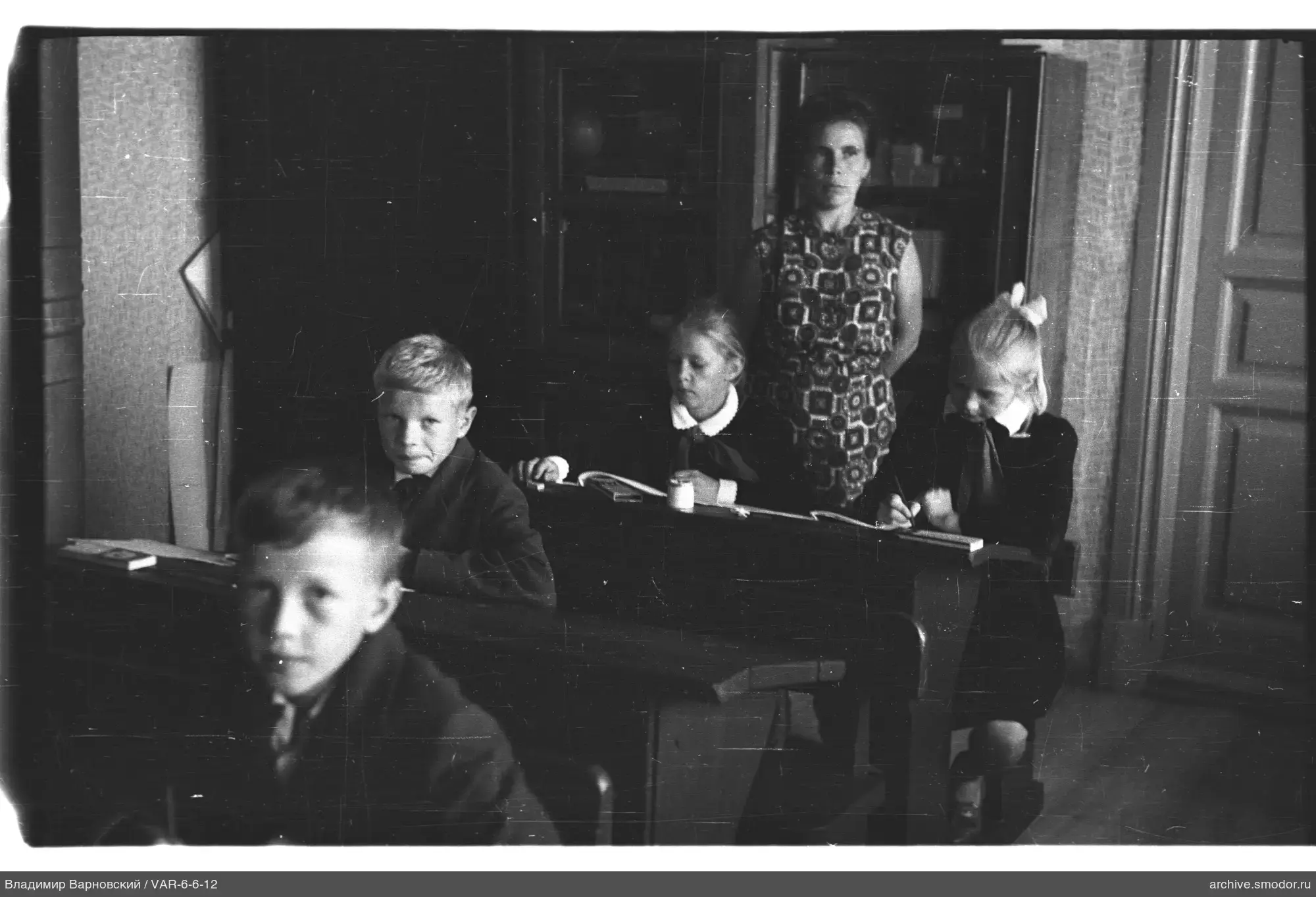 Дети за партами и учительница