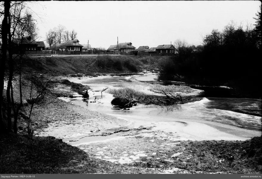 Blick auf den Fluss und Dorfhäuser