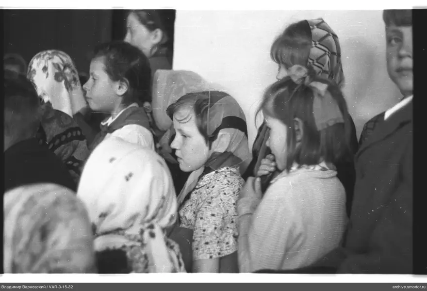 Gruppenporträt von Kindern und Frau