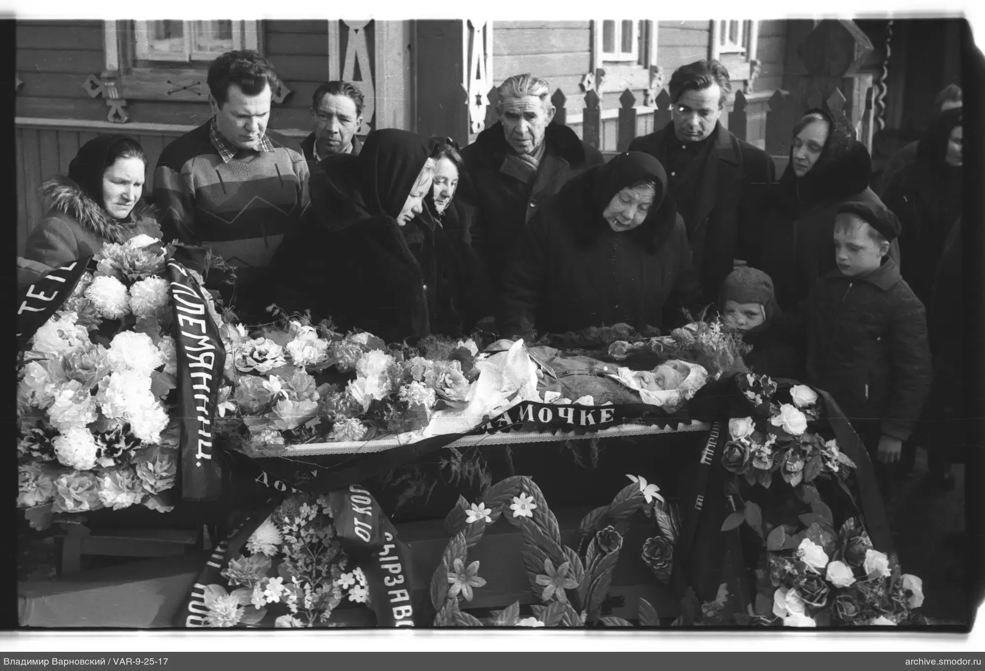 Групповой траурный снимок у деревянного здания