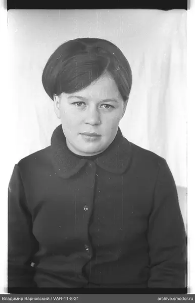 Porträt einer Frau in dunkler Strickjacke