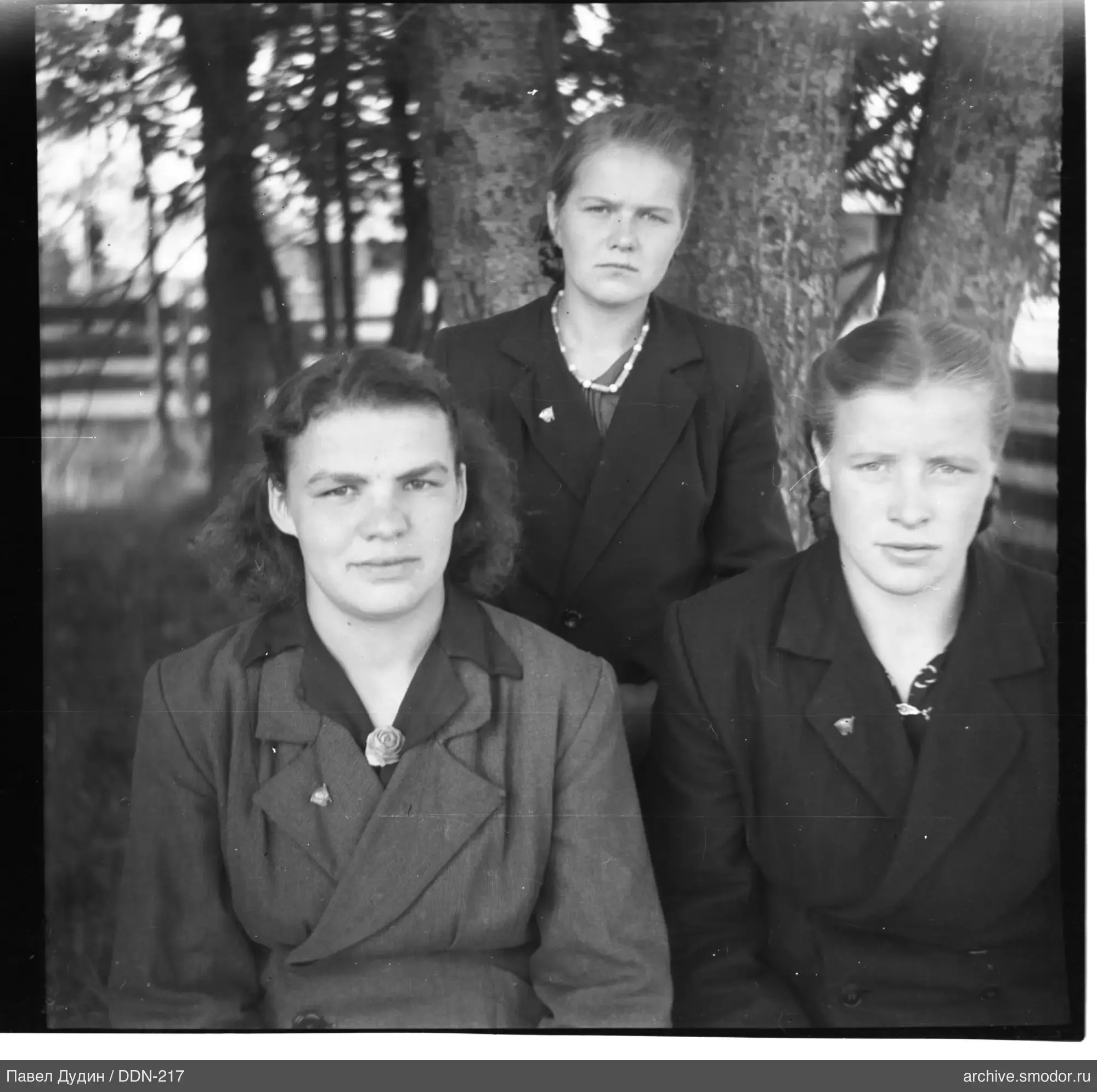 Gruppenporträt von Frauen am Baum