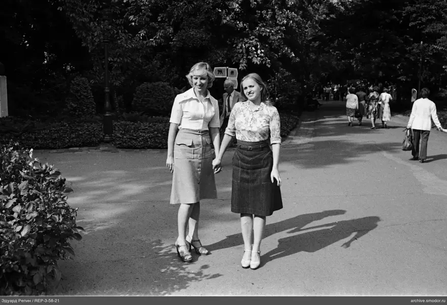Zwei Frauen auf einer Allee