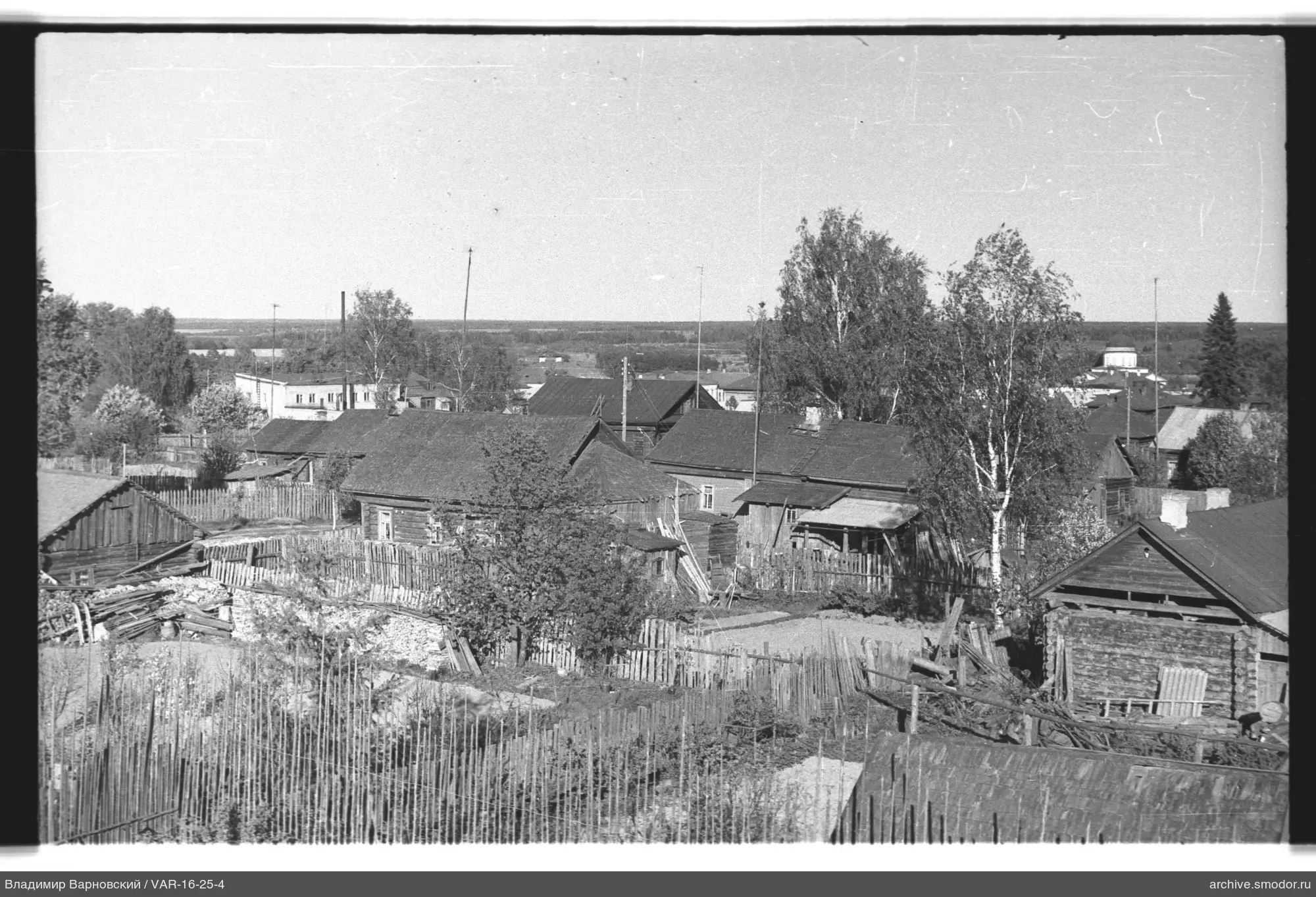 Деревенская застройка и деревья