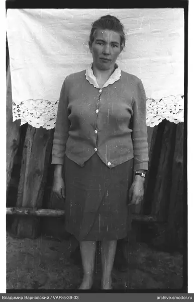 Frau in hellem Cardigan und Rock