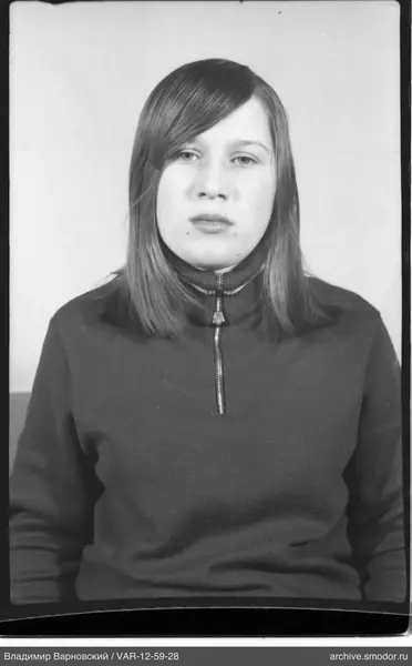 Porträt einer Frau in dunklem Pullover