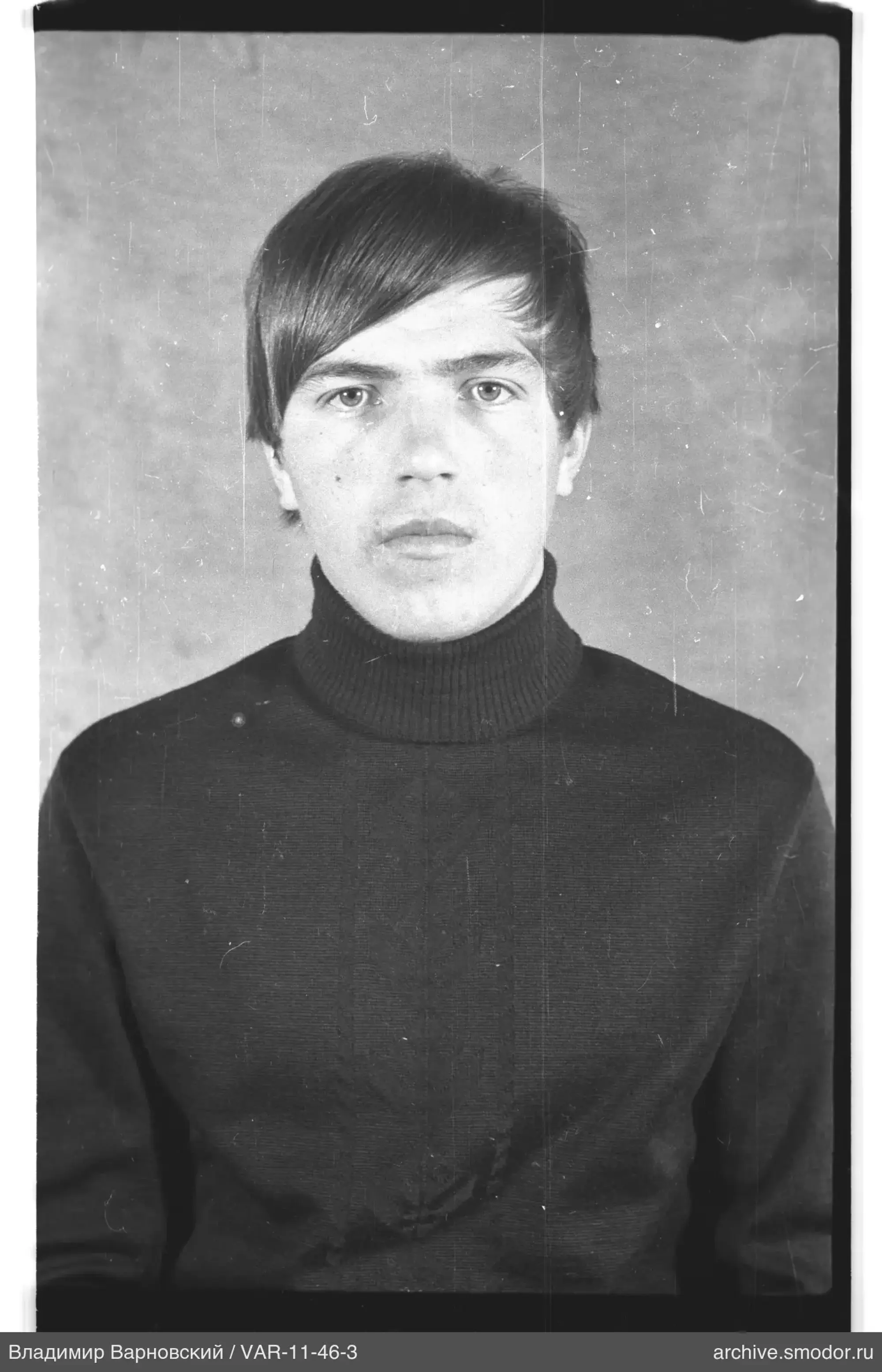 Porträt eines Mannes in dunklem Pullover