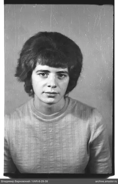 Porträt einer Frau in hellem Pullover