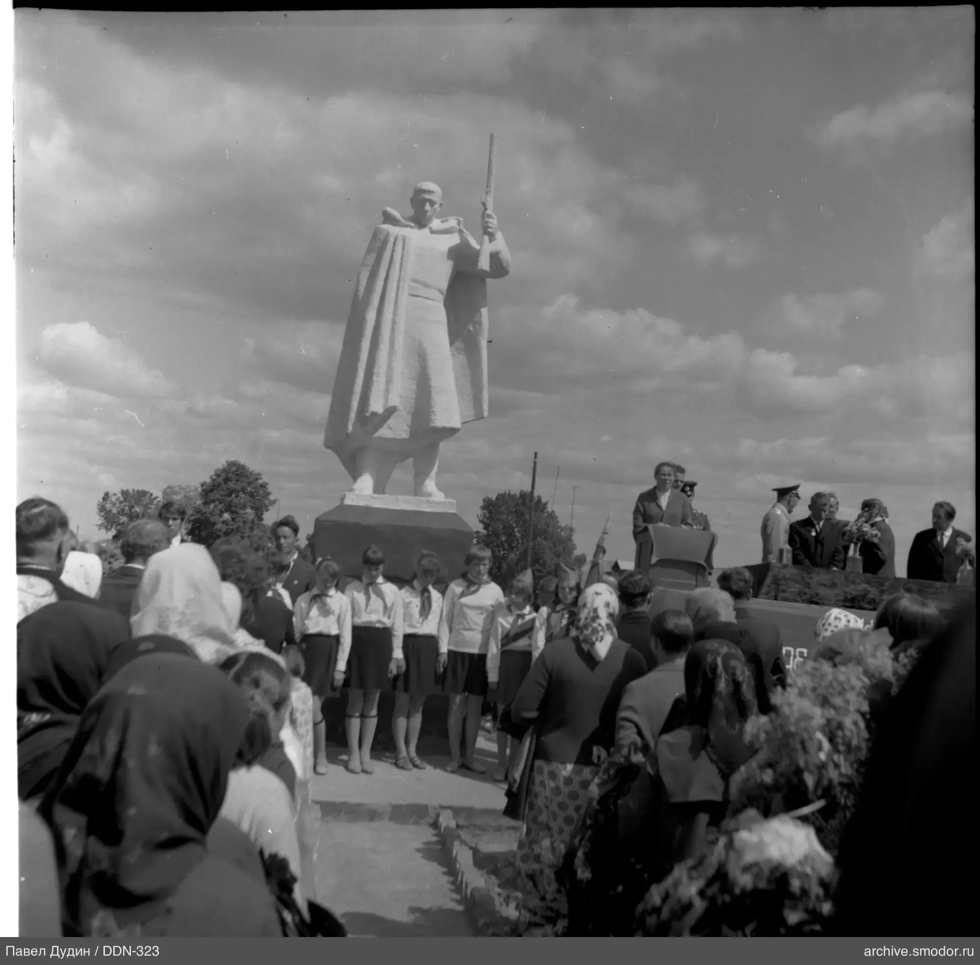 Gruppe von Menschen und Statue bei der Veranstaltung