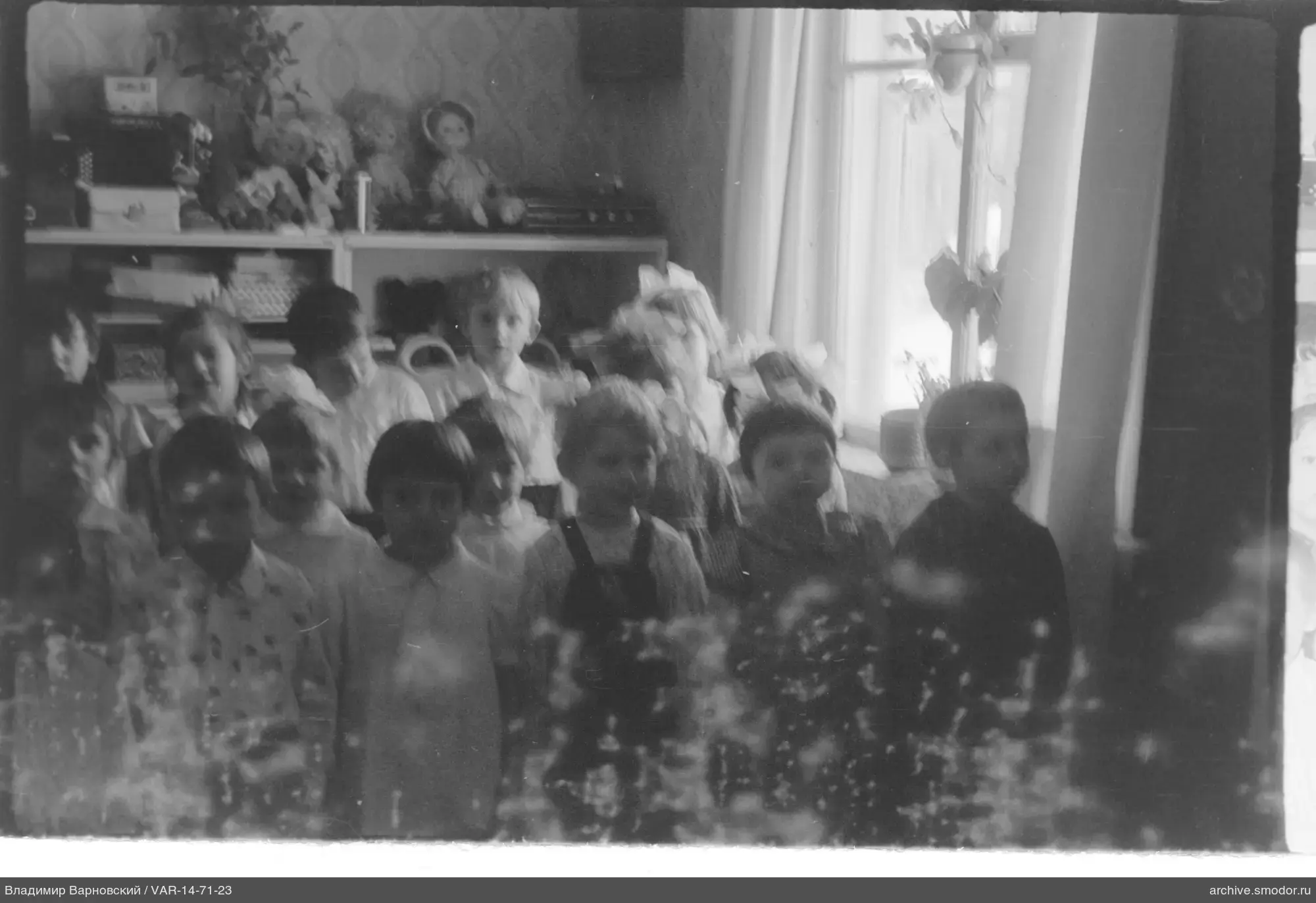 Gruppenporträt von Kindern im Raum