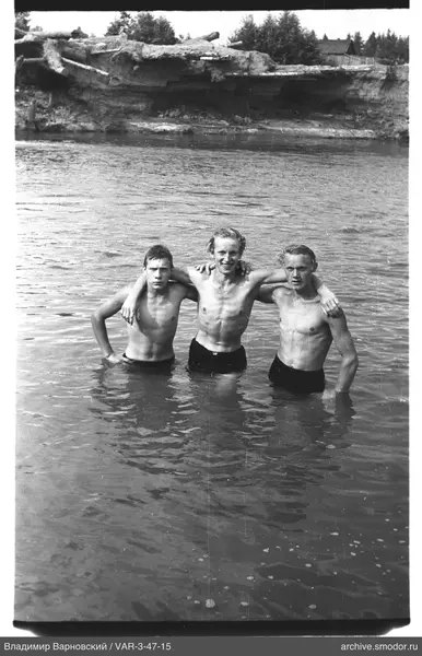 Группа мужчин в воде у берега