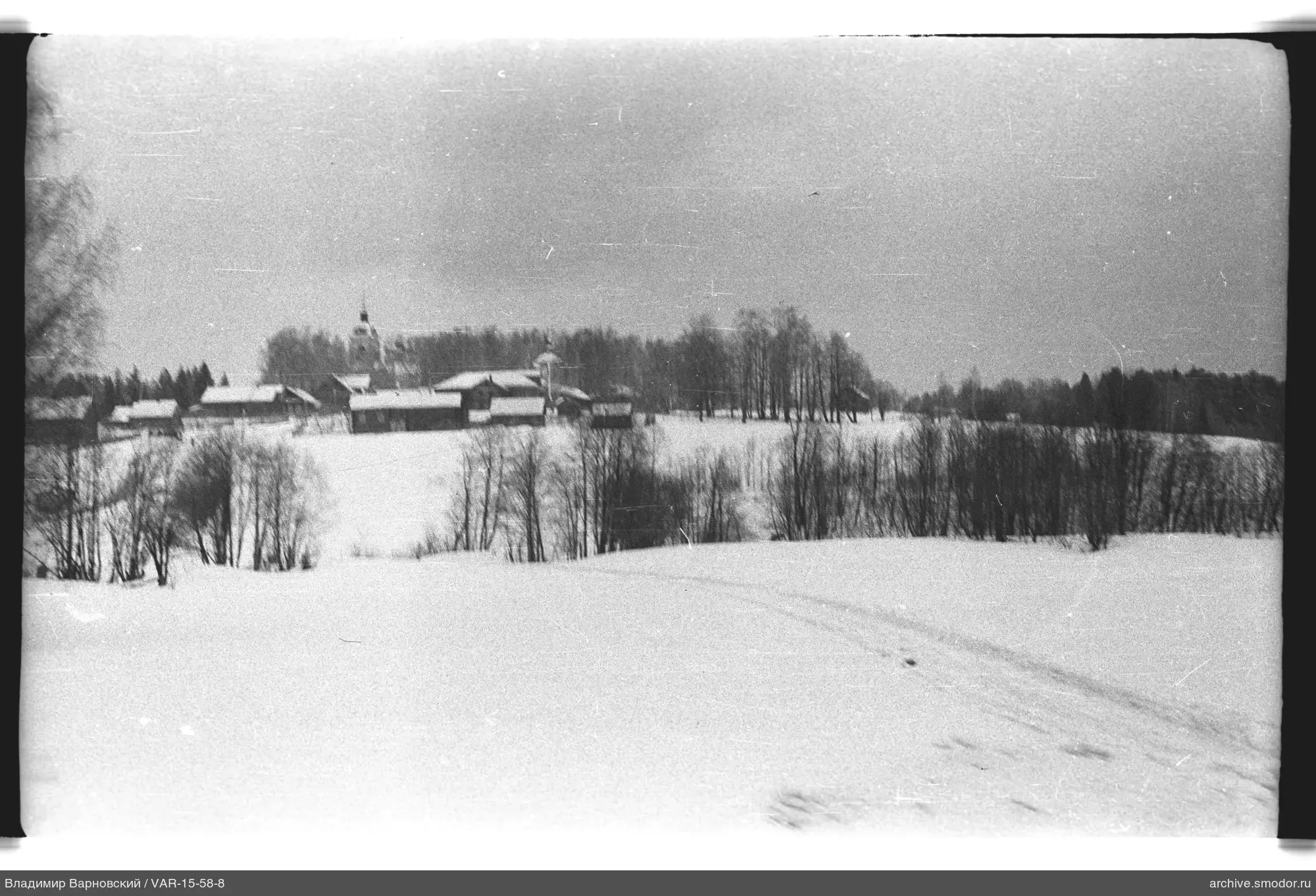 Landschaft mit Bäumen und Kirche