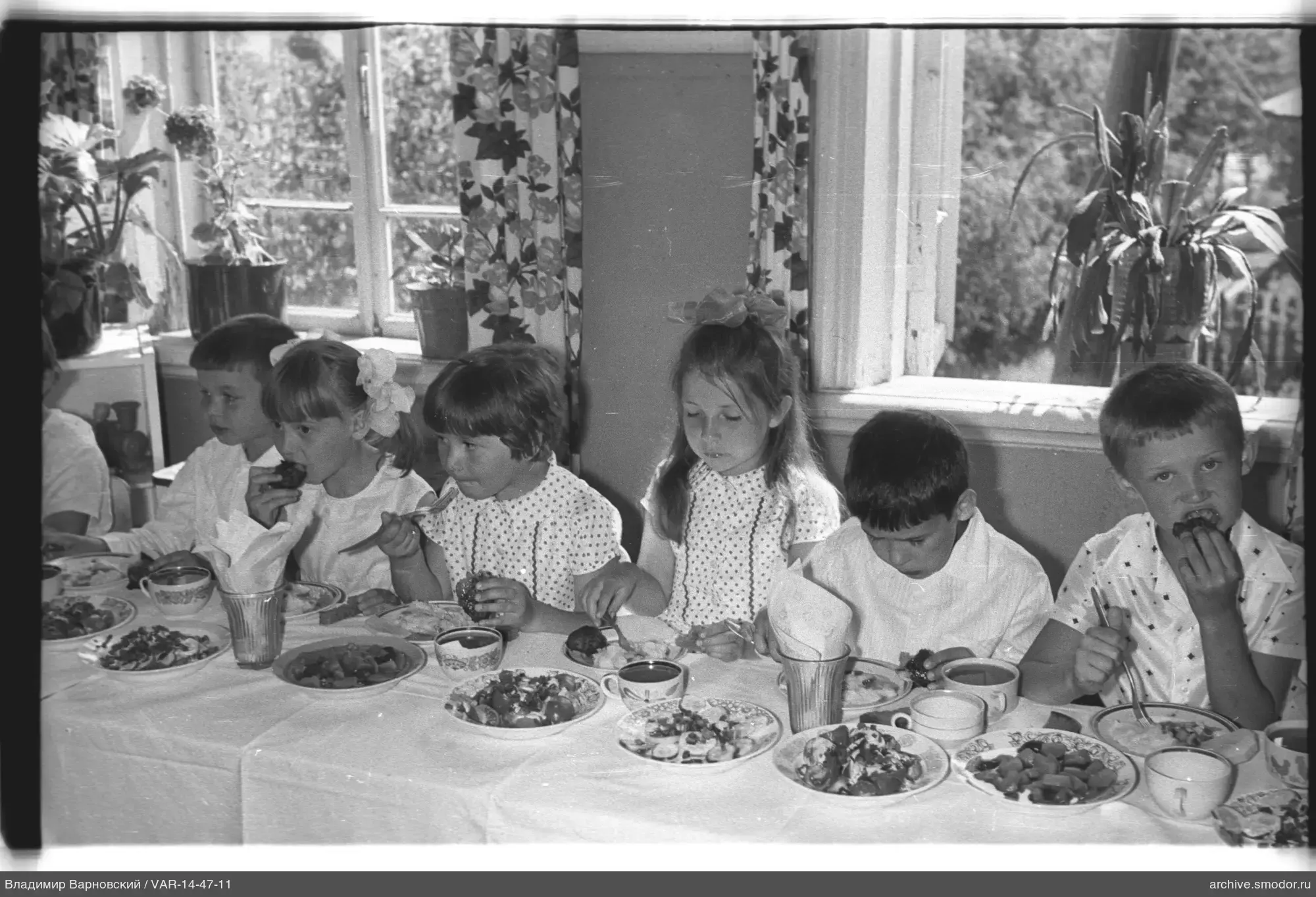 Kinder am Tisch