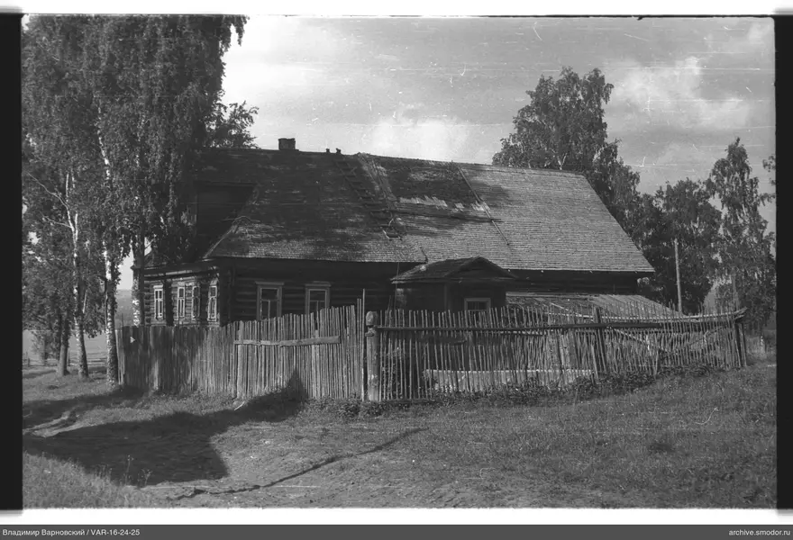Деревянный дом с повреждениями и забором