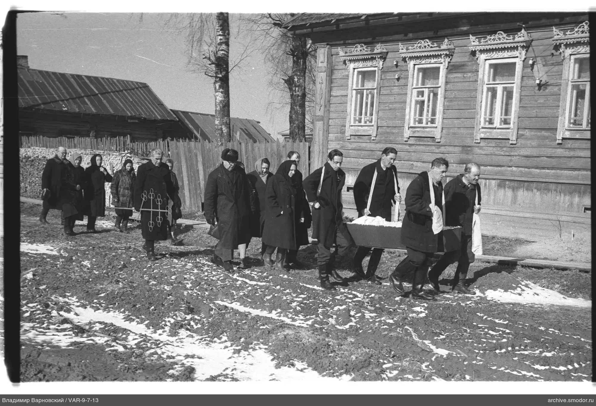 Gruppe mit Sarg und Kreuz