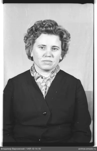 Waist-up portrait of a woman