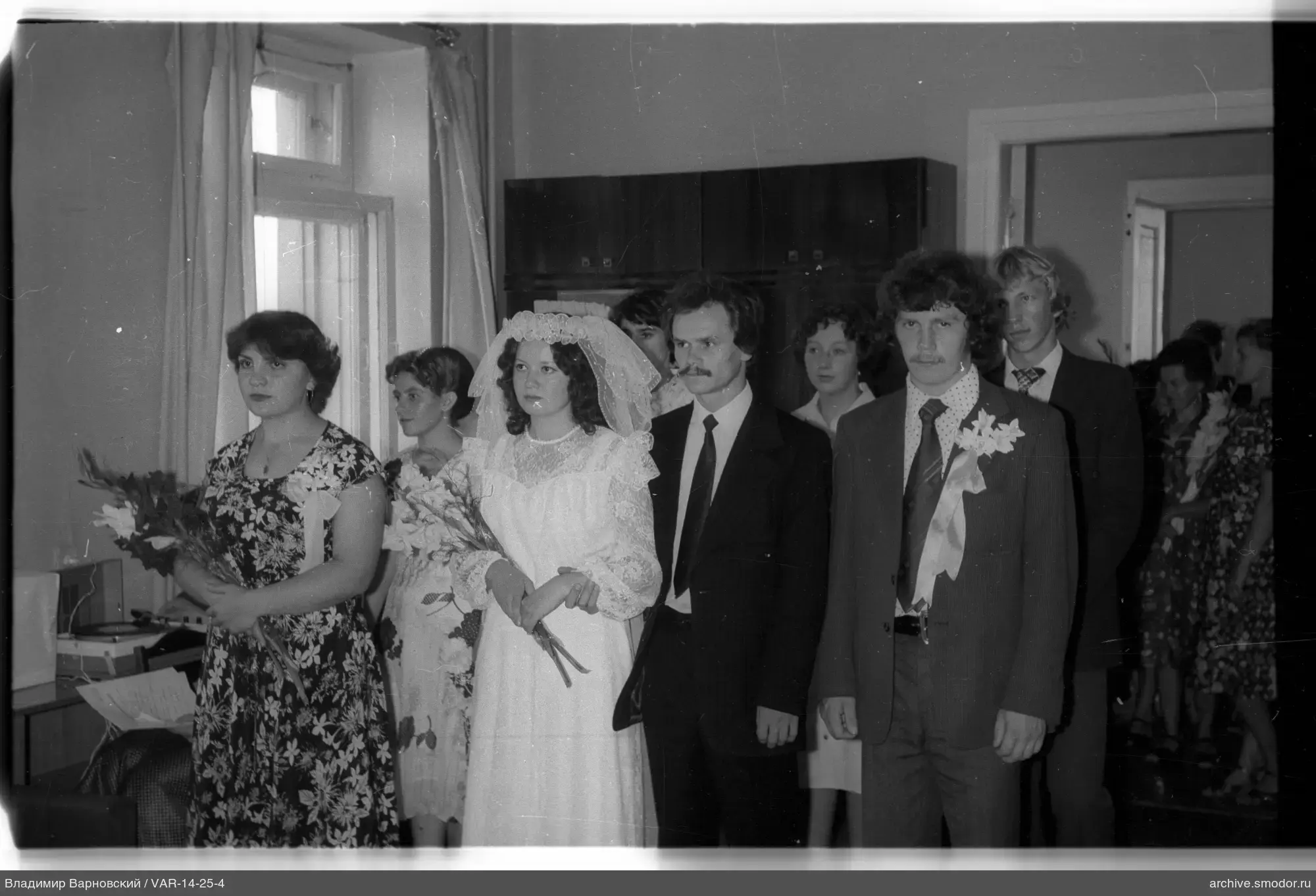 Gruppenporträt mit Frau in weißem Kleid