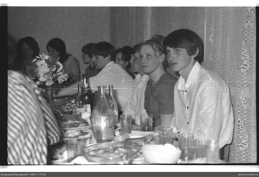 Gruppenporträt am Tisch